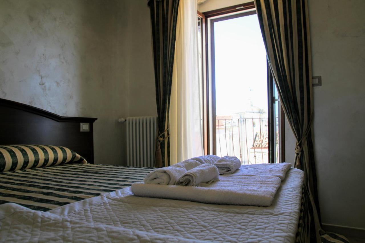 Rooms Dimora Arco - Affitti Brevi Italia Monte SantʼAngelo Екстериор снимка